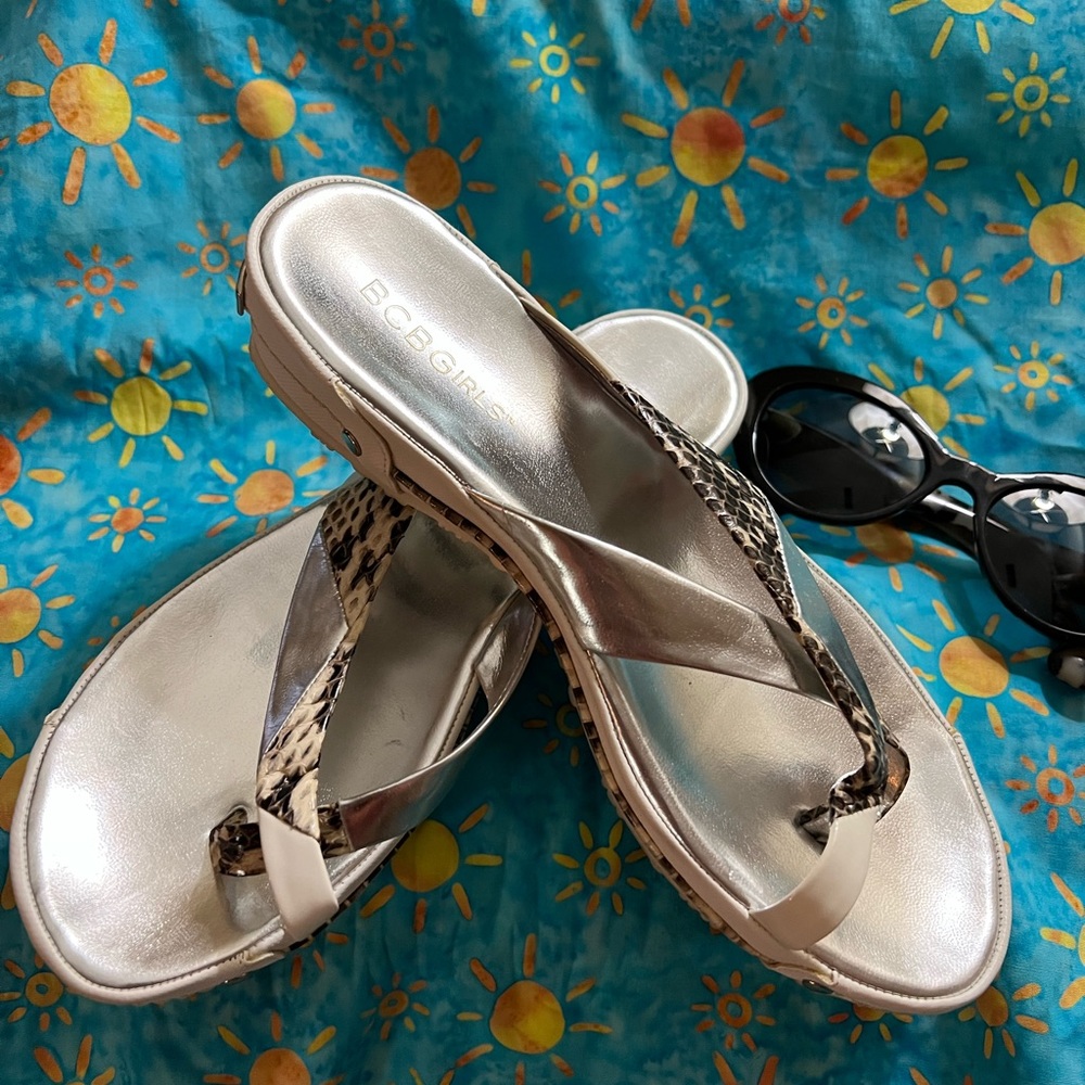 NWOT• BCBGirls Flipflop Sandals Elevated